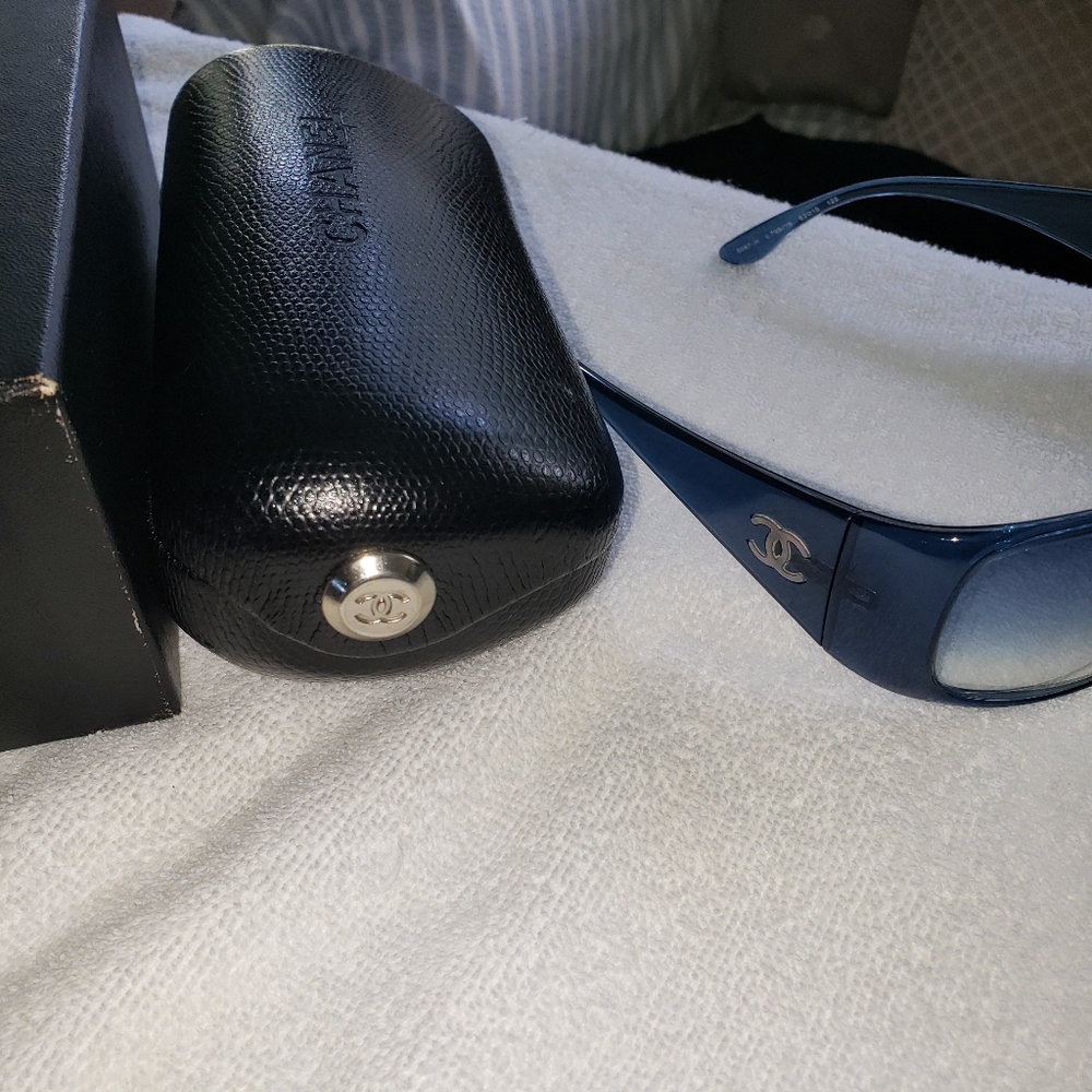 Chanel sunglasses n case - Picture 3 of 4